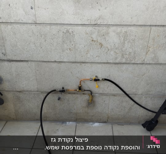 צינורות גז מחוברים לקיר חיצוני